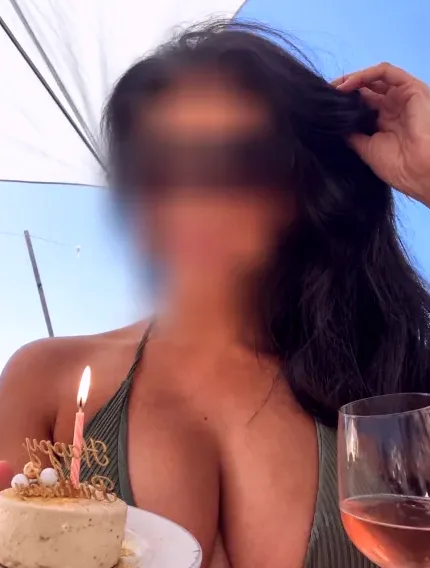 Claudia, 40