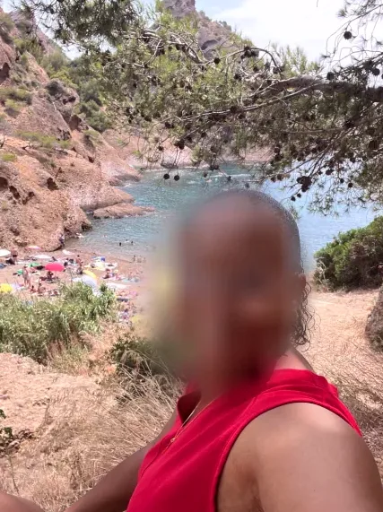 Elisabeth, 33