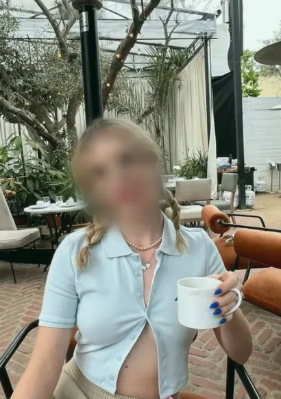 Rosa, 27